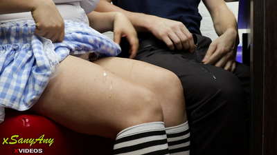 Jovem menina de escola a masturbar-se para colega de turma em casa